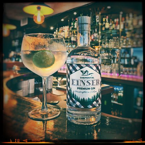 Flasche E1NSER Premium Gin mit Glas und Tonic Water