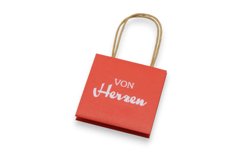 Kleine rote Geschenktüte mit dem Aufdruck "Von Herzen".