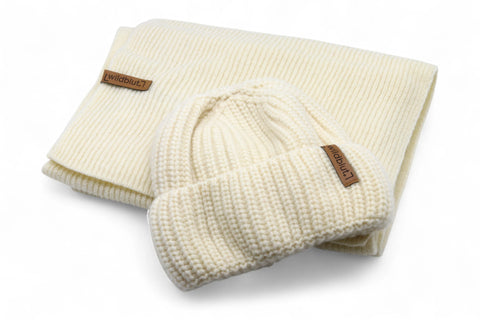 Hochwertiges Set aus Strickmütze und Schal aus 100 % feinster Merinowolle, gefertigt in Deutschland. Farbe Beige