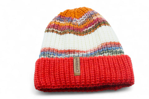 Sehr schöne und hochwertige Strickmütze in der Farbe Multicolor Rot gefertigt in Deutschland.
