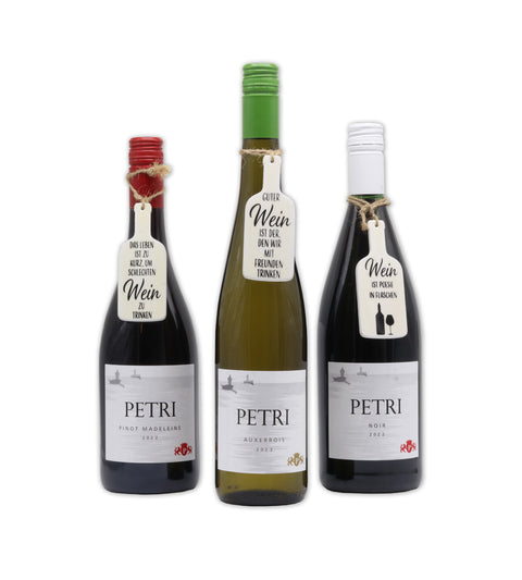 Eine Weinauswahl aus dem Weingut Petri in der Pfalz mit passenden Flaschenanhängern aus Holz