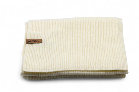 Hochwertiges Set aus Strickmütze und Schal aus 100 % feinster Merinowolle, gefertigt in Deutschland. Farbe Beige