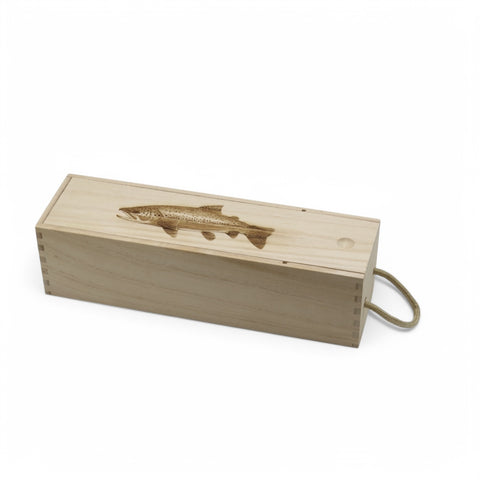 Weinkiste aus Holz mit Bachforellen-Gravur – Das perfekte Geschenk für Weinliebhaber und Angler.
