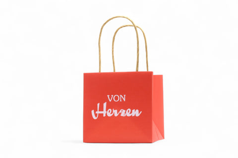 Kleine rote Geschenktüte mit dem Aufdruck "Von Herzen".