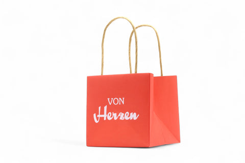 Kleine rote Geschenktüte mit dem Aufdruck "Von Herzen".