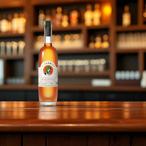 Eine Flasche Gincello Orangen-Gin auf einer Theke