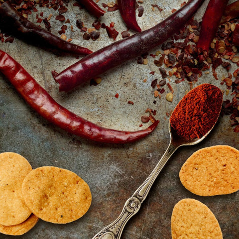 Knusprige Paprika Cracker mit einem intensiven Raucharoma. Hergestellt in Spanien