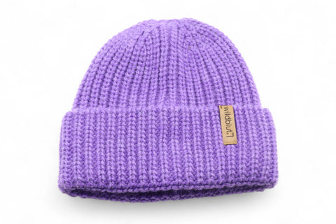 Sehr schöne und hochwertige Strickmütze in der Farbe Lila, gefertigt in Deutschland. 