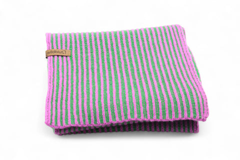 Hochwertiges Set aus Strickmütze und Schal  aus 100 % feinster Merinowolle, gefertigt in Deutschland. Farbe Pink-Grün