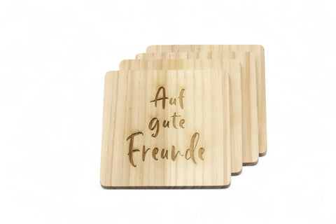 Untersetzer aus Holz mit Lasergravur "Auf gute Freunde"