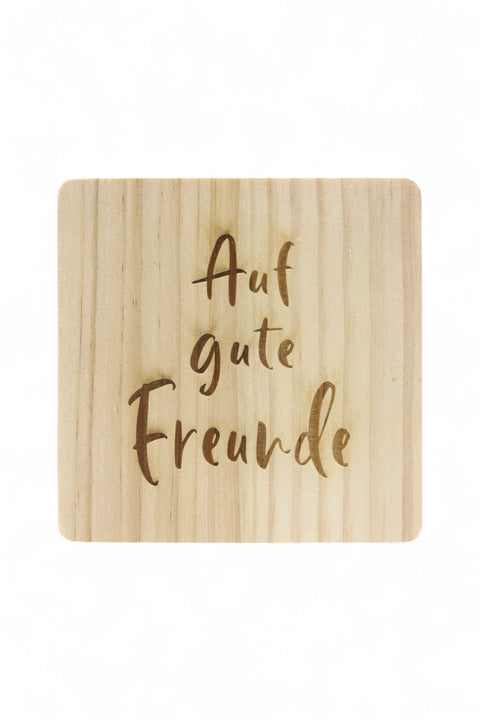 Untersetzer aus Holz mit Lasergravur "Auf gute Freunde"