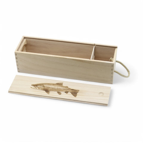 Weinkiste aus Holz mit Bachforellen-Gravur – Das perfekte Geschenk für Weinliebhaber und Angler.